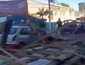 Tapume de obra atinge carros em Piçarras