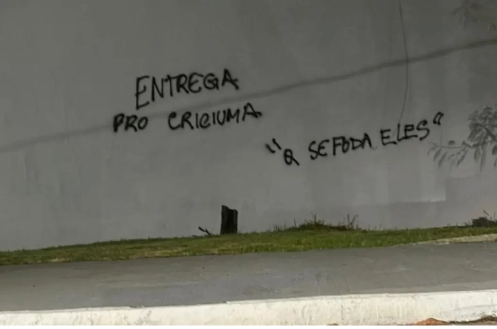 Torcedor picha muro do CT do Flamengo ‘entrega pro Criciúma’