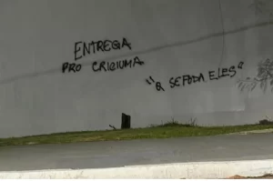 Torcedor picha muro do CT do Flamengo: ‘entrega pro Criciúma’