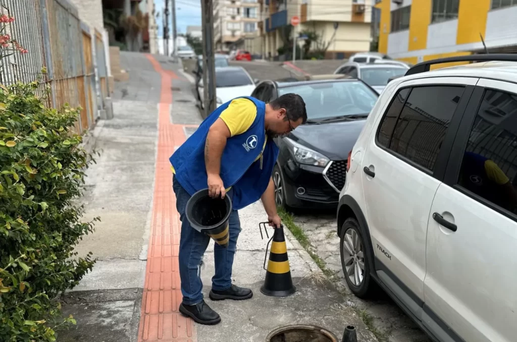 Equipe do Trato por Criciúma fazendo inspeção no sistema de esgotamento sanitário