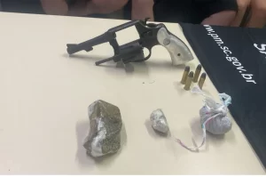 Trio é detido com arma e droga no Vila Francesa, em Criciúma