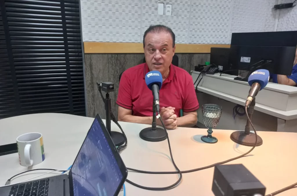 Prefeito Neguinho durante entrevista à Rádio Cidade em Dia