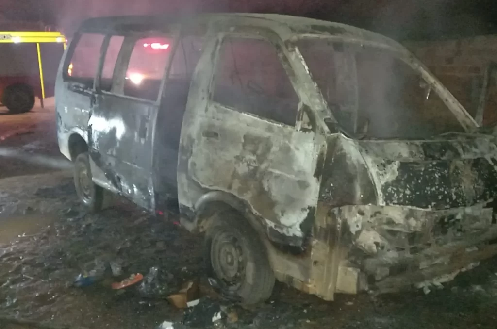 Veículo atingido pelo fogo em Içara