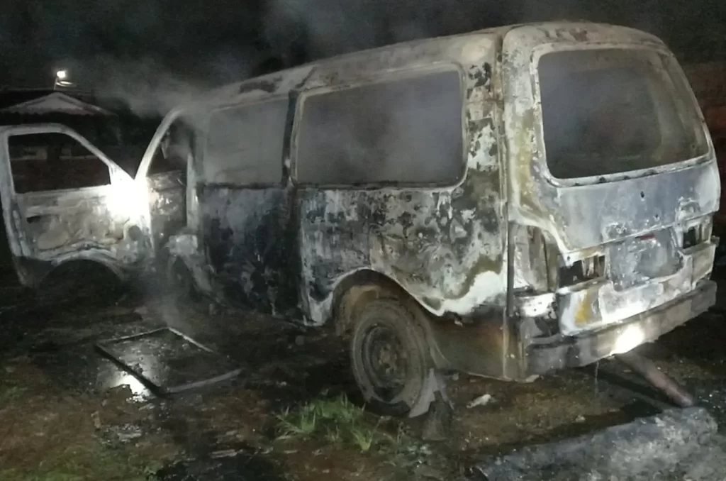 Veículo atingido pelo fogo em Içara