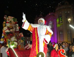Vídeo: Rua Hercílio Luz ficou lotada com Natal EnCanto