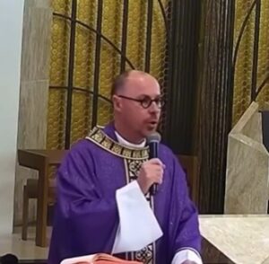 VÍDEO: Igreja fala sobre suposto relacionamento entre padre e mulher em Araranguá
