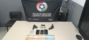 PM prende dois homens com armas e dinheiro em Forquilhinha