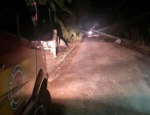 Condutor foge após colidir veículo e derrubar poste em Turvo