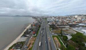 Instalação de passarela altera trânsito na BR-101