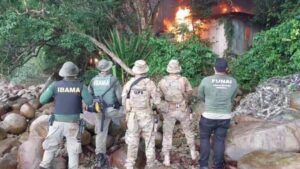 Operação destrói casas irregulares em terra indígena em Palhoça