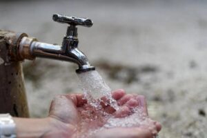 Casan interrompe abastecimento de água em Florianópolis nesta terça