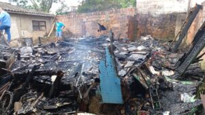 Incêndio destrói residência na Grande Florianópolis