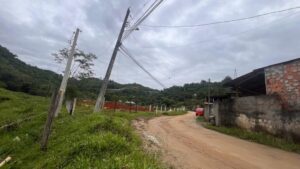 Poste com risco de queda preocupa moradores de Palhoça