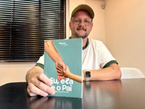 Pastor criciumense busca lançar livro com reflexões sobre paternidade e relacionamento com Deus