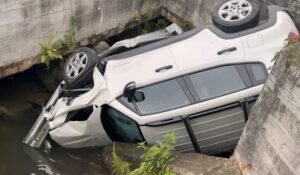 Motorista furta carro foge da PM e cai em rede de drenagem