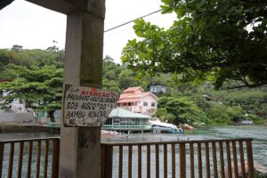 Placa na Barra da Lagoa ameaça usuários de drogas