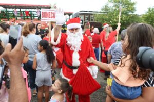 Ação Trem de Natal da FTC encanta mais de 8 mil crianças no primeiro dia e segue na região