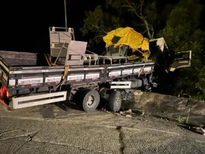 Caminhão colide em mureta após ficar sem freio e acaba pendurado na Serra do Rio do Rastro