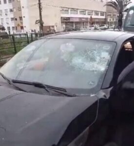 Homem foge após quebrar vidros de carro e ferir mulher em São José