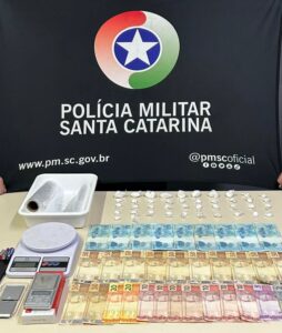 Jovem é preso por tráfico de drogas em Içara