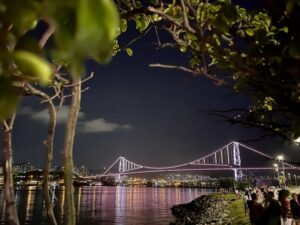 Ponte Hercílio Luz volta a ser iluminada após 10 anos