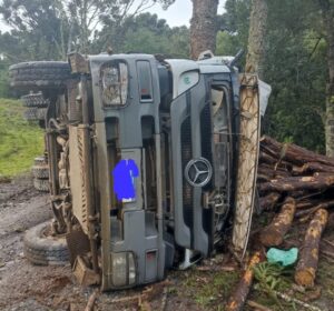 Idoso morre após tombamento de caminhão carregado de toras de madeira em Urubici