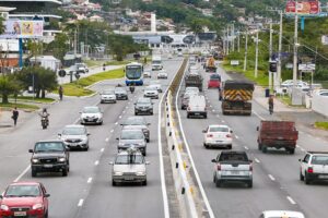 Começa restrição de caminhões acima de 23 toneladas SC-401