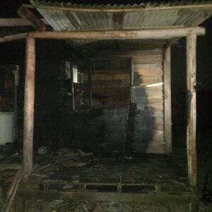 Parede de residência é atingida por incêndio em Balneário Rincão