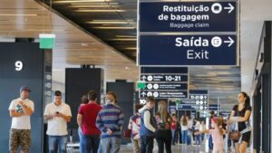 Passageiros de voos internacionais enfrentam longas filas no Aeroporto de Florianópolis