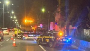 Mulher morre atropelada por carreta na BR-101 em Biguaçu