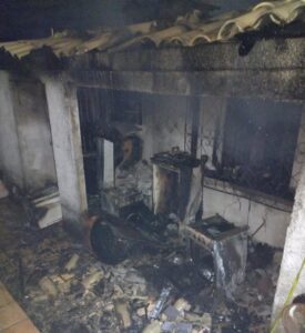 Incêndio provoca danos em garagem para veículos em Criciúma