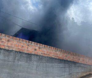 Residência é danificada por incêndio em Florianópolis