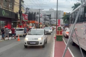 Tubarão: mulher bate carro em loja após perder o controle da direção