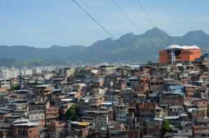 Seis foragidos de SC estão escondidos no Complexo do Alemão/RJ