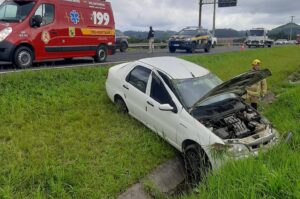 Colisão seguida de saída de pista é registrada em Sangão