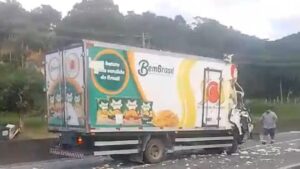 Colisão entre caminhão e ônibus provoca desvio em Biguaçu