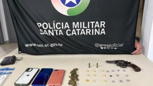 Trio é preso em SC com arma, ecstasy e maconha em abordagem