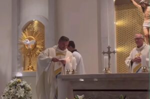 Padre envolvido em polêmica volta a rezar missa com “guarda-costas”