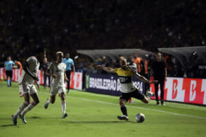 Criciúma perde para o Flamengo e está virtualmente rebaixado para a Série B do Brasileiro