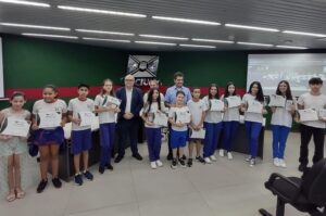 Estudantes da rede municipal são premiados por desempenho escolar excelente