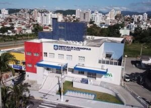 Florianópolis lança Operação Verão com saúde reforçada e bilíngue