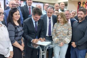 Clésio Salvaro assina ordem de serviço para construção da nova sede da Câmara