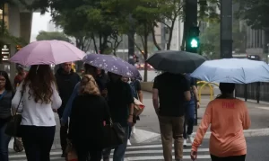 Calor, nuvens e chuvas isoladas marcam o Réveillon no Brasil