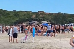 Pai e filha são arrastados por corrente de retorno e se afogam em Laguna