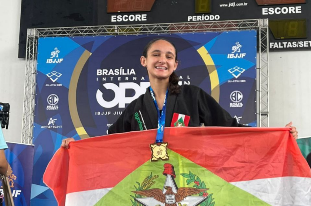 Tubaronense de 12 anos é campeã em competição nacional de jiu-jitsu