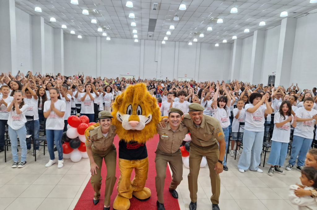 Mais de 300 alunos se formam no Proerd de Capivari de Baixo