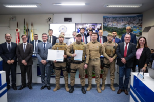 Policiais são homenageados por salvar criança engasgada em Tubarão