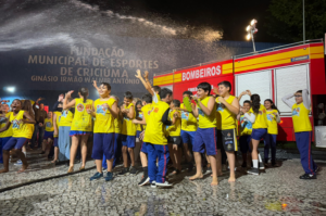 Formatura de mais de 400 crianças no Programa Golfinho marca noite em Criciúma
