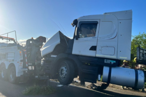 Remoção de carreta após acidente gera congestionamento na BR-101