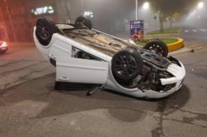 Condutor perde o controle e capota carro em Araranguá
